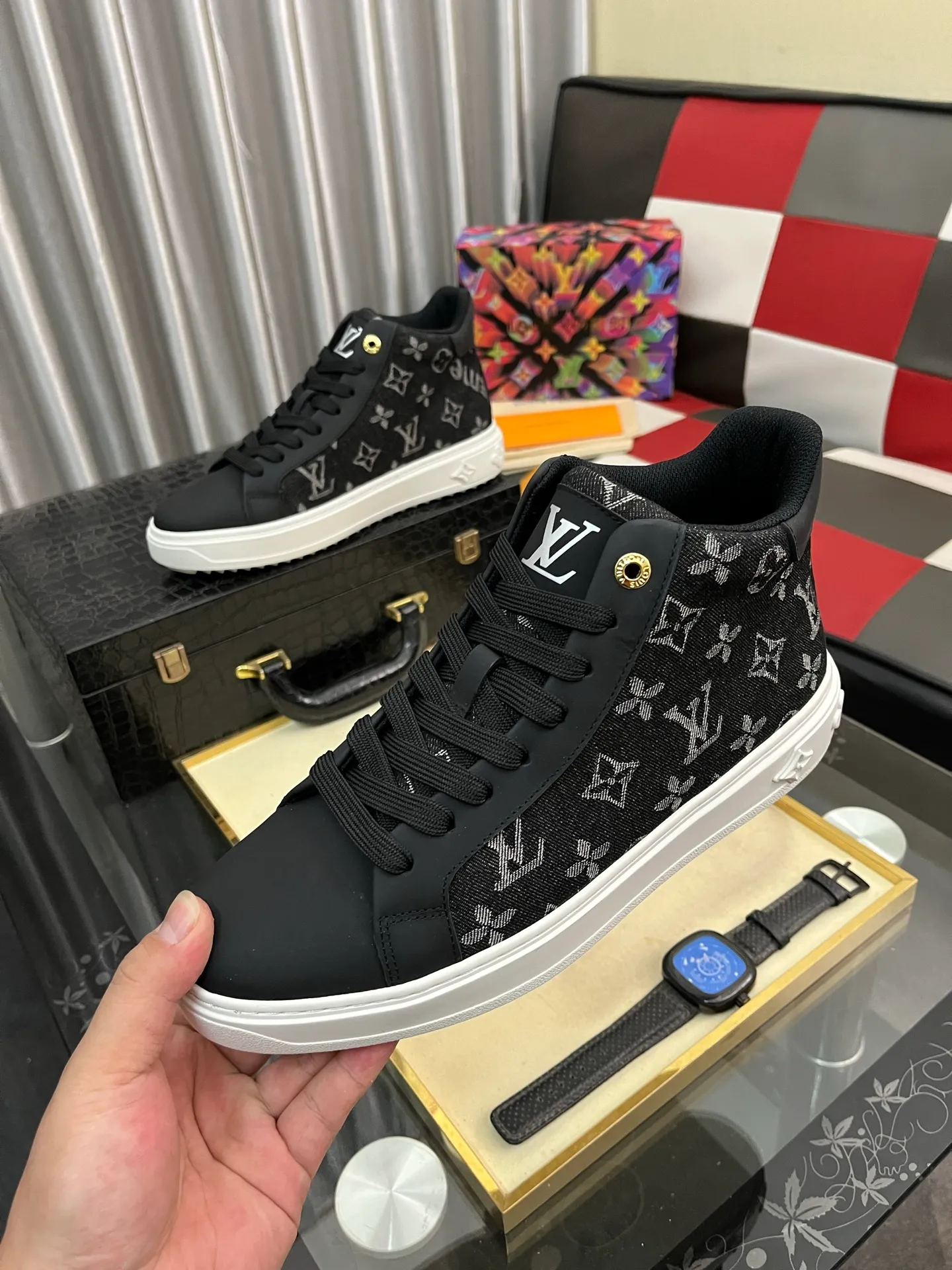 Men's shoes 💰: 560⌚️⌚️ Louis vuitton/LV Louis Vuitton 》Original quality.~ Unique modern style sneakers. 🏃A must-have casual shoe for trendy men😍😍 Original brand imported from Italy, imported original leather, sheep lining (refuses to discolor and grind feet) Sole: Original sole provided by the original factory, French lazy style design ⚠️Fit to the feet, original quality, super comfortable original sole. Code number: 38-444⃣️Color optional
